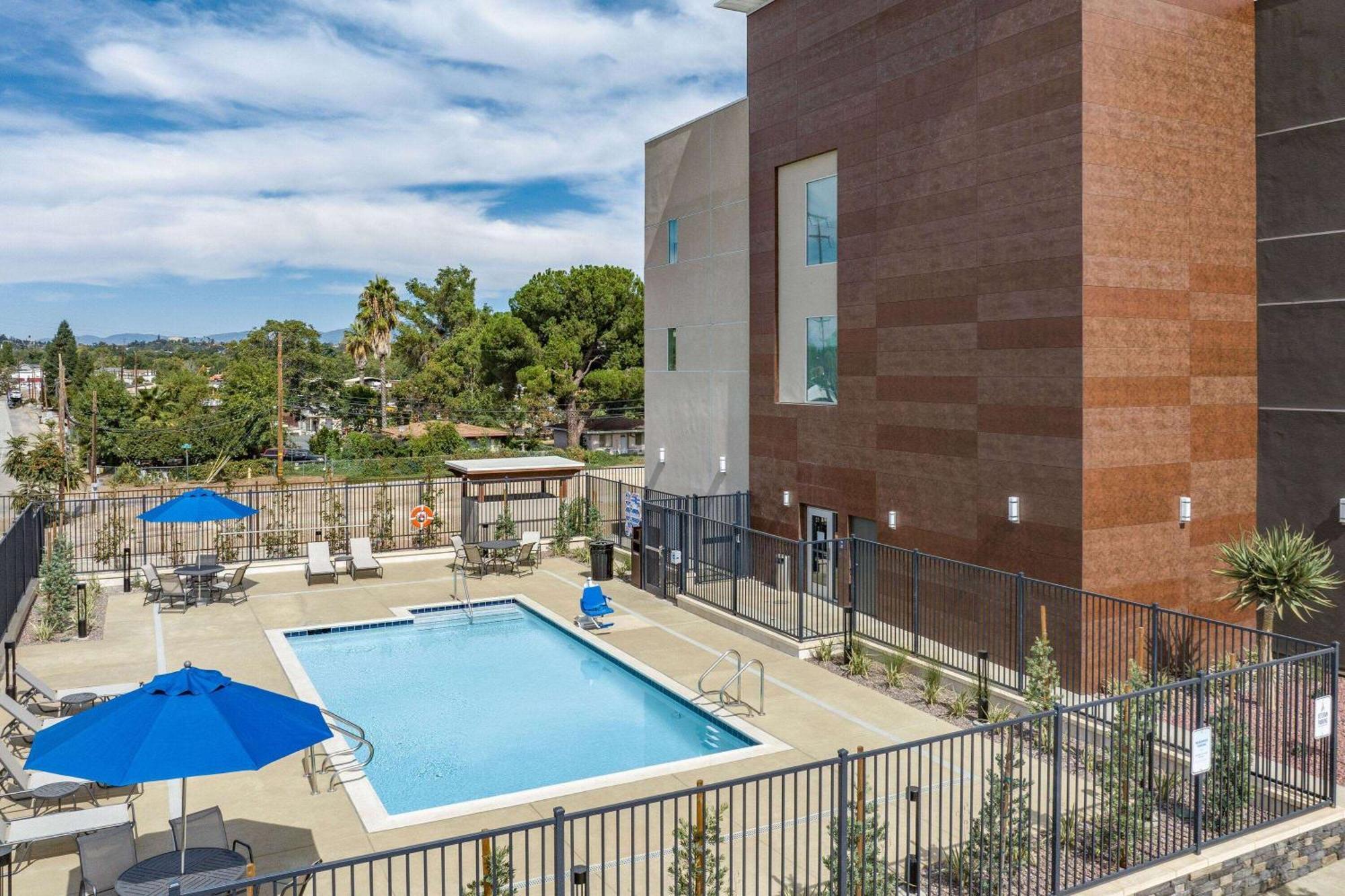 La Quinta Inn & Suites By Wyndham Yucaipa Bagian luar foto